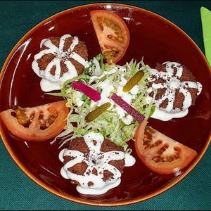 Falafel en Plato at Falafelmania - Restaurante Vegetariano y Vegano Oriental in Alicante