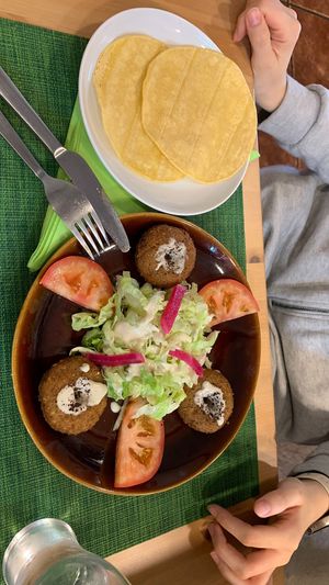 Plato falafel gluten free con 3 tortas de maíz ( me comí una Antes de la foto)  at Falafelmania - Restaurante Vegetariano y Vegano Oriental in Alicante