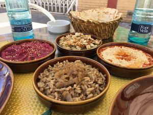 Crema de remolacha, hummus, arroz con lentejas y cebolla caramelizada, pasta con lentejas. at Falafelmania - Restaurante Vegetariano y Vegano Oriental in Alicante