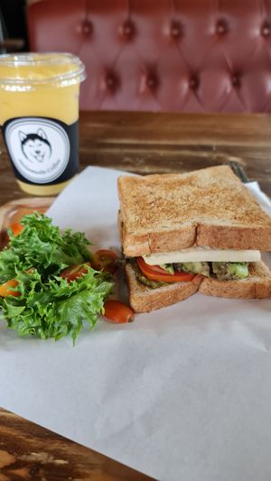 Avocado / tofu toastie - mango smoothie at Malamute Coffee in Pattaya