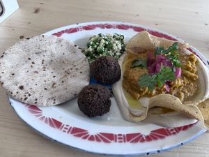 Special of the week with Cauliflower and curry. Wow!!!!! 🤩   at Mashery - Hummus Kitchen in Cologne