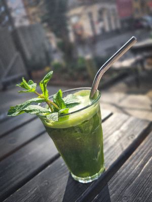 Hausgemachte Zitronen-Minz-Limonade at Mashery - Hummus Kitchen in Cologne