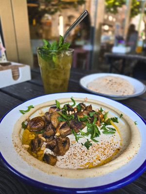 Hummus-Champions und Limette 
-Minz-Limonade at Mashery - Hummus Kitchen in Cologne