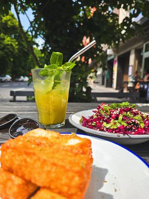 Fried Halloumi + Rotkohl-Dattel-Salat at Mashery - Hummus Kitchen in Cologne