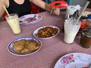 Samosas, pakora and lassis  at Jasmine in Don Det