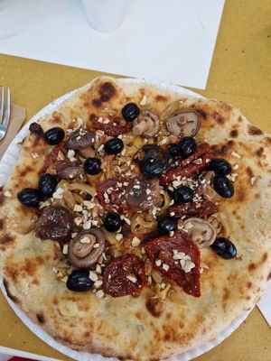 Pizza con funghi, olive, pomodori secchi, granella di mandorle #Veganuary at La Pizzicata in Tirano