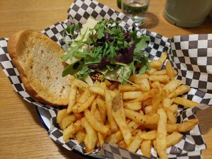 Vurger Original with vegan bun and cheese at Jalos in Zaragoza