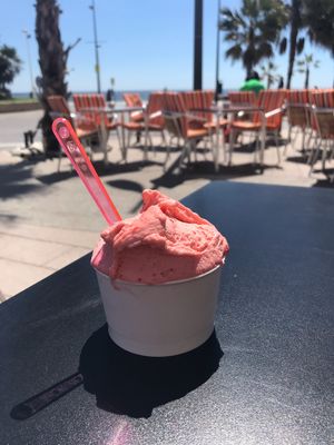 Strawberry vegan ice cream  at Pinnochi in Calpe