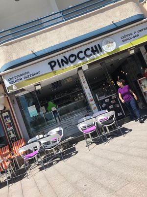Shop front, plenty of outside seating  at Pinnochi in Calpe