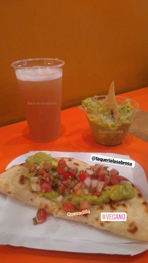 Quesadilla vegana, guacamole e suco de tamarindo. at Taqueria La Sabrosa in Sao Paulo