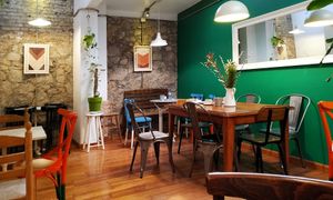 Agradable zona de mesas interior at Strata Bakery in Barcelona