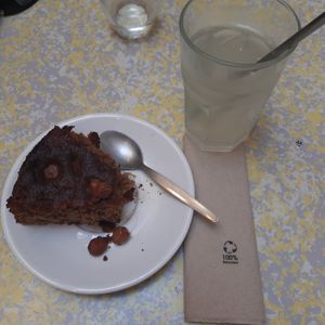 Apfel-Nusskuchen mit hausgemachter Zitronenlimonade at Banana Cafe in Bordeaux