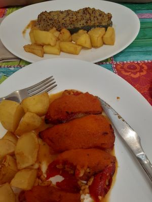 The two second plate options for our meal of the day: quinoa stuffed squash in one and fake meat stuffed peppers in the other, both with potatoes.  at Telos Comida Casera Natural Vegetariana y Vegana in San Lorenzo De El Escorial