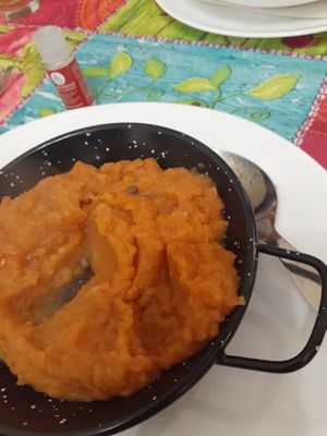 Soooo good first plate other choice of potatoes with paprika and fake chorizo. at Telos Comida Casera Natural Vegetariana y Vegana in San Lorenzo De El Escorial