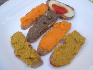 Veggie spreads on homemade bread toasts at Telos Comida Casera Natural Vegetariana y Vegana in San Lorenzo De El Escorial