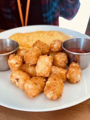 spinach omelette with tots at Kahiau's Bakery & Cafe in Virginia Beach