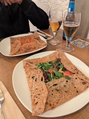 Galette de olivada (cerca) y escalivada (lejos) at El Gat Creperia in Cambrils
