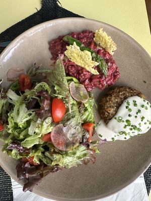 Menu Hamburger e beteraba Risotto  at Rotas da Ilha Verde in Sao Miguel
