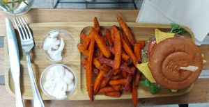 Broccoliburger met zoete aardappelfriet at Tökmag Vegan Street Food in Budapest