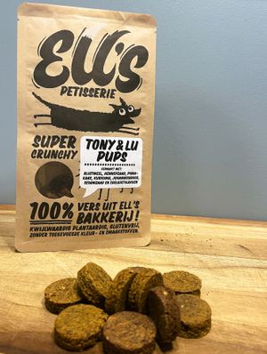 Onze Fernand is dol op deze koekjes at tAK in Kortrijk