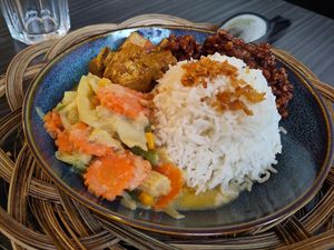 Sayur lodeh, tahu kuning (?), sambal goreng tempé, rice. at Pasundan in Nijmegen