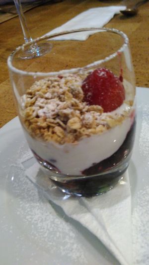 Sobremesa vegan. Iogurte com frutos vermelhos e granola. Muito bom at Aquarela in Santa Maria Da Feira