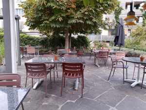 Outdoor seating at Pluspunkt in Brunnen