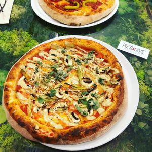 Pizza crema de pistachio y ajetes and pizza pepperoni y piparras  at Pizzi & Dixie in Madrid