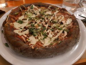 Pizza de pistacho y ajetes at Pizzi & Dixie in Madrid