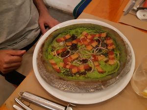 Pizza de vacon y crema de guisantes at Pizzi & Dixie in Madrid