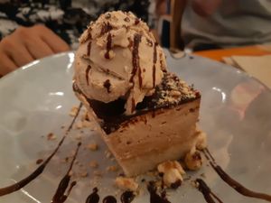 Dessert / Tarta Ferrero Rocher con helado de avellanas de Pink Albatross at Pizzi & Dixie in Madrid