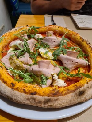 Pizza de mortadela at Pizzi & Dixie in Madrid