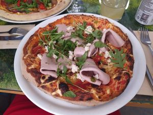 Pizza de mortadela y pistacho at Pizzi & Dixie in Madrid