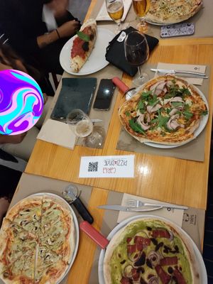 Ajetes y crema de pistachos, beacon con crema de guisantes y pizza de mortadela at Pizzi & Dixie in Madrid