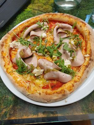 Mortadella pizza at Pizzi & Dixie in Madrid