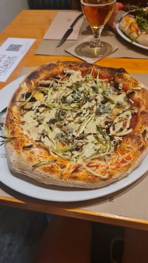 Pizza Pistacho y ajetes at Pizzi & Dixie in Madrid