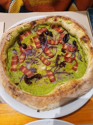 Pizza guisantes y bacon at Pizzi & Dixie in Madrid