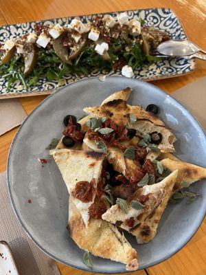 Ensalada de pera rostizada y ración de pan  at Pizzi & Dixie in Madrid