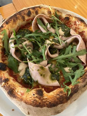 Pizza de mortadela con pesto de pistacho  at Pizzi & Dixie in Madrid