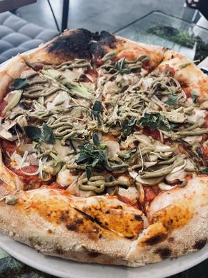 Pizza de pistachos y ajetes   at Pizzi & Dixie in Madrid