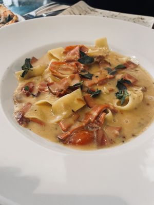 Pasta fresca con vacon y tomates secos   at Pizzi & Dixie in Madrid