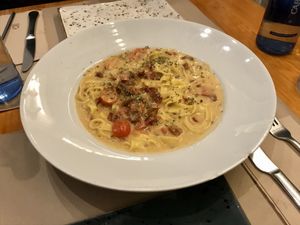 Tallarines sen glute con verduras e salsa de queixo e bacon  at Pizzi & Dixie in Madrid