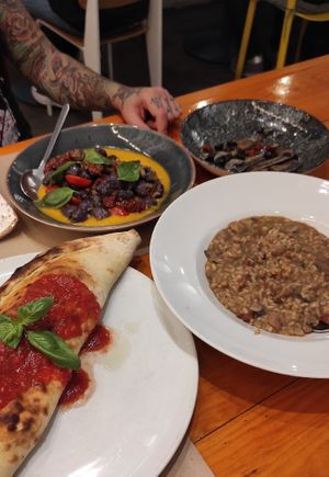 Gnocchi de patata morada, Risotto de setas y Calzone at Pizzi & Dixie in Madrid