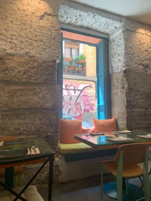 Inside at Pizzi & Dixie in Madrid