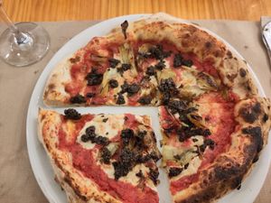 Pizza Alcachofas & truffa at Pizzi & Dixie in Madrid