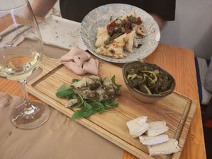 Tabla (charcuterie) - mortadella, brie, alcachofas, espinacas (?) at Pizzi & Dixie in Madrid