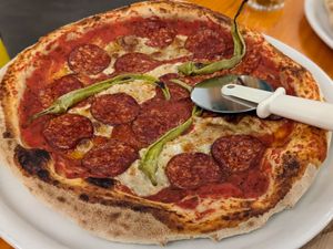 Pizza pepperoni y piparras at Pizzi & Dixie in Madrid