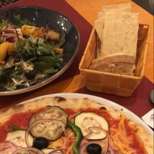 Roasted leek and orange salad and the garden pizza at Pizzi & Dixie in Madrid