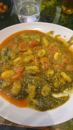 Gnoque GF con salsa de pistacho y tomate cherry at Pizzi & Dixie in Madrid