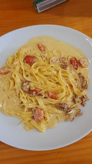 Exquisitos tallarines con salsa de nata y tomate seco. at Pizzi & Dixie in Madrid